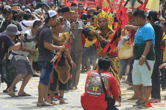 Puncak acara Cap Go Meh diikuti sekitar 300 Tatung yang memperlihatkan atraksi ekstrem di Singkawang, Senin (22/02/2016).