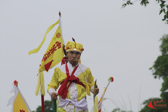 Salah satu Tatung menyuguhkan atraksi saat melakukan ritual bersih jalan menuju klenteng di Singkawang, Minggu (21/02/2016).