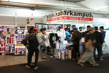 Stand KabarKampus dalam acara Indonesia Internasional Outdoor Festival (IIOUTFEST) di Trans Studiio Mall Bandung.