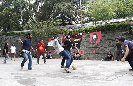 Mahasiswa Unisba bermain futsal dalam Liga Nasi Goreng di Lapangan Voli, Unisba Bandung, Rabu, (16/03/2016). Foto : Fauzan