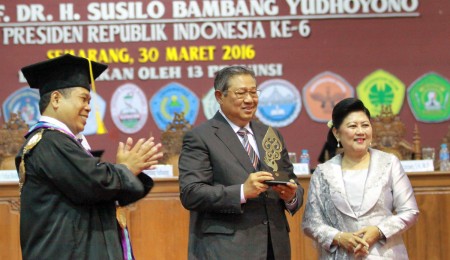 Unnes berikan pengharagaan Anugerah Konservasi kepada SBY. Dok. Unnes