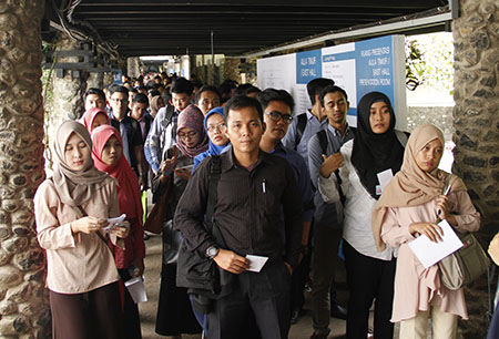 Suasana antri ITB Career Days di Aula Timur ITB, Bandung, Jumat, (09/04/2016). Foto : Fauzan 