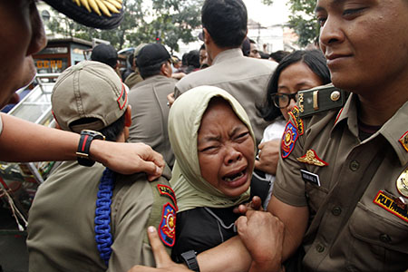 Satpol PP Bubarkan aksi demo PKL Purnawarman di depan pintu masuk Pemkot Kota Bandung, Sabut, (16/04/2016). Foto : Ahmad Fauzan