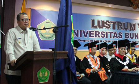 Wakil Gubernur Provinsi Sumatera Barat Drs. H. Nasrul Abit mengikuti prosesi sidang senat terbuka Universitas Bung Hatta dalam rangka perayaan Dies Natalis ke-35 dan Lustrum ke-7 yang berlangsung di Aula Balairung Caraka Gedung B Kampus Proklamator I Universitas Bung Hatta, Rabu (20/04/2016). Nasrul Abit berharap mahasiswa bisa membuka peluang usaha sendiri dan tidak terfokus untuk mengejar pekerjana menjadi PNS. FOTO : HUMAS Universitas Bung Hatta