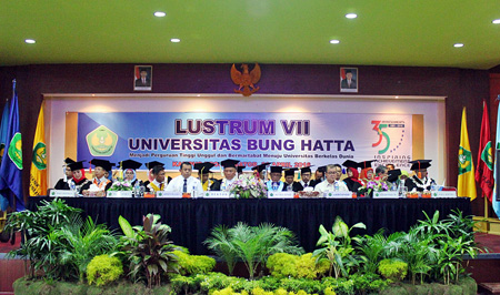 Sidang Senat Terbuka Universitas Bung Hatta dalam rangka perayaan Dies Natalis ke-35 dan Lustrum ke-7 yang berlangsung di Aula Balairung Caraka Gedung B Kampus Proklamator I Universitas Bung Hatta, Rabu (20/04/2016). Universitas Bung Hatta menargetkan menjadi excellent teaching university yang unggul dan bermartabat menuju istitusi pendidikan berkelas dunia. FOTO : HUMAS Universitas Bung Hatta