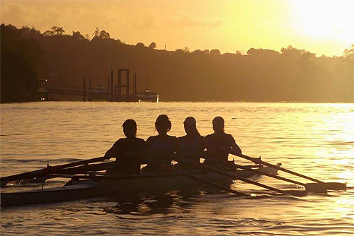 Pendayung dari Commercial Rowing Club mengajak turis menelusuri kota dengan mendayung. Foto: Facebook, Commercial Rowing Club.