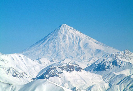 Gunung Damavand di Iran. Foto : cdn2.list25.com