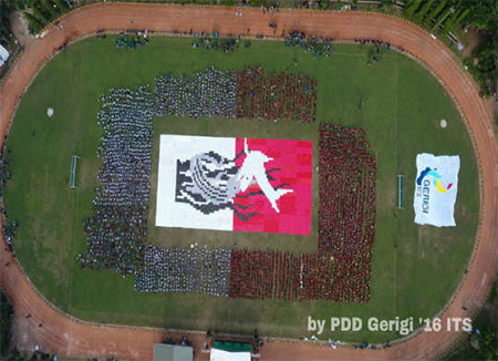 sebanyak 4500 maba ITS bentuk formasi Sura dan Baya di lapangan Stadion ITS. Dok ITS