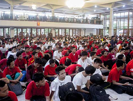 Ribuan mahasiswa baru ITS mengikuti program ITS Cinta Subuh dengan shalat subuh berjamaah di Masjid Manarul Ilmi ITS. Dok. ITS