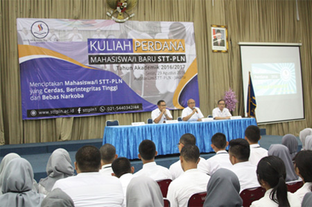 Suasana kuliah perdana mahasiswa baru STT PLN Tahun Akademik 2016/2017. FOTO : Humas STT PLN