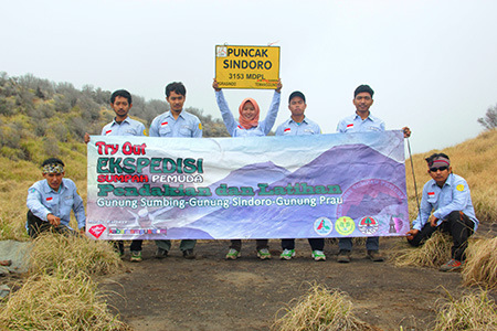 Tim di Puncak Gunung Sindoro.