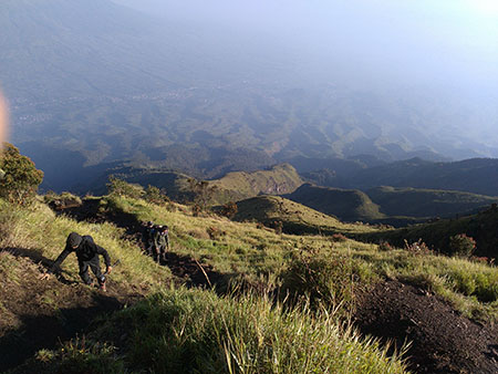 Pendakian Tim Ekspedisi Sumpah Pemuda Eka Citra UNJ di Gunung Sindoro.