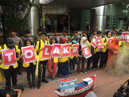 BEM se-UI menggelar aksi damai menolak reklamasi Teluk Jakarta, di depan Kantor Menkomaritim, Jakarta, Selasa, (13/09/2016). Foto : BEM UI