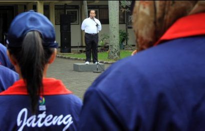 Rektor Unnes lepas 94 atlet mahasiswa Unnes untuk berlaga dalam PON ke-19 Jawa Barat. -Unnes-