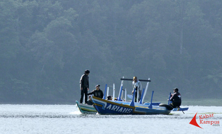 Wisatawan dapat berkeliling Situ Patengan menggunakan perahu bertarif 35 ribu/orang. FOTO : FRINO BARIARCIANUR