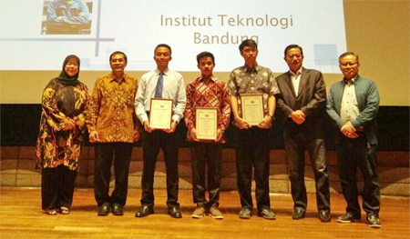 Tim ICHAS yang beranggotakan Bintang Alfian Nur Rachman (Teknik Geologi 2012), Dzulkhi Yudha Pratama (Teknik Geodesi dan Geomatika 2012), Fatih Akbarul Irsan (Teknik Geologi 2013), Syauqi Abdurrahman Abrori (Teknik Fisika 2013), dan Ardinda Kartikaningtyas (Teknik Fisika 2013) berhasil meraih juara di cluster creativity enhancement. Tim ICHAS berangkat menuju Jepang untuk mewakili ITB di ajang Tokyo Tech Commitment Award (TICA 2016). FOTO : HUMAS ITB