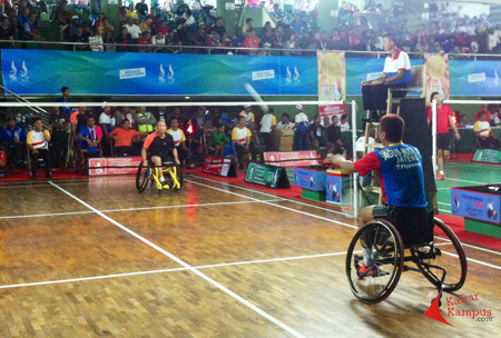 Salah satu nomor pertandingan bulutangkis kelas wheelchair Papernas 2016 di GOR Lodaya, Bandung. Kursi roda khusus atlet masih terbatas. FOTO : ENCEP SUKONTRA