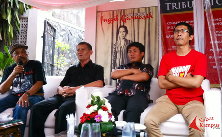 Dari kiri ke kanan, Eka Santosa, Tito Zaini Asmarahadi (cucu Inggit Garnasih), Bonnie Triyana, dan Ren Muhammad (penyelenggara) dalam diskusi Tribute To Sukarno di di Rumah Inggit Garnasih, Jalan Ciateul, Bandung, Jumat (30/09/2016). FOTO: Encep Sukontra