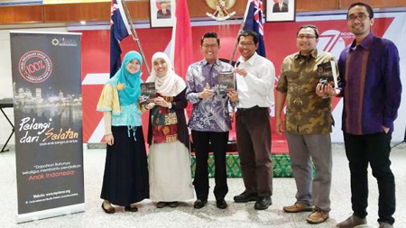 Para penulis buku Pelangi dari Selatan adalah mahasiswa Indonesia di Curtin University. FOTO : Joni Adiansyah