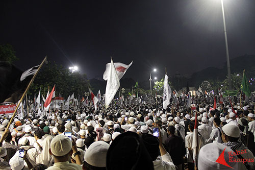 Sejumlah pengunjuk rasa sedang mendengarkan orasi dari salah satu habib sambil menunggu Ustad Arifin Ilham bernegosiasi dengan Jusuf Kalla.