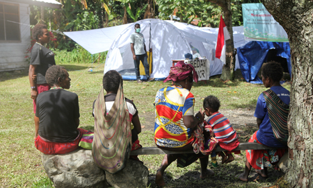 Warga menunggu giliran untuk mengikuti operasi bedah minor yang dilakukan oleh doctorSHARE di Distrik Hitadipa, Kabupaten Intan Jaya, Papua. FOTO : AHMAD YUNUS/dokterSHARE