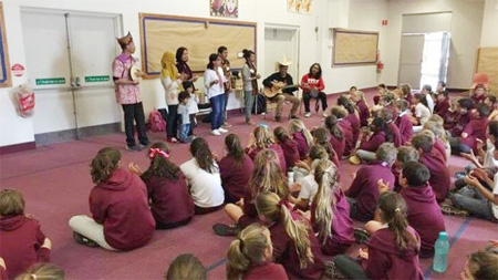 Peserta dari Jembatan Flinders melakukan pertunjukkan musik di Sekolah Cummins di Port Lincoln. FOTO  Jembatan Flinders Uni