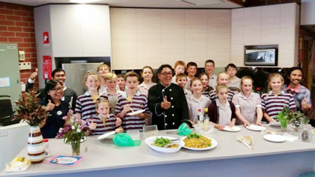 Lidya Sinaga (kiri berkacamata) bersama murid SD St John's Belair Adelaide hendak menikmati masakan mie goreng ala Indonesia . FOTO : Jembatan Flinders Uni