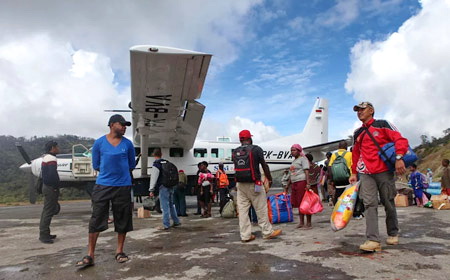 Pesawat kecil menjadi transportasi utama untuk menjangkau daerah di wilayah pegunungan Papua. FOTO : AHMAD YUNUS/dokterSHARE