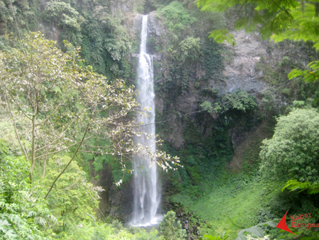 Sumber air terjun berasal dari Sungai Cimahi yang hulunya dari danau legendaris Situ Lembang.FOTO : IMAN HERDIANA