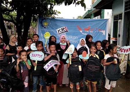 Sejumlah anak-anak menerima bantuan berupa tas dan peralatan sekolah dari ITS. Foto : ITS