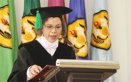 Diah Dhiyanawati Djunaedi dalam pengukuhan gelar Guru Besar FK Unpad di Kampus Unpad,  Bandung, Kamis, 29 Desember 2016. FOTO: Humas Unpad