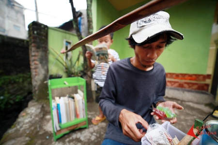 Selain buku filsafat ada juga komik untuk anak-anak. FOTO : PRABOWO SETYADI