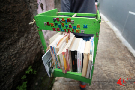 Buku filsafat milik Perpustakaan Keliling Budi Rustandi. FOTO : PRABOWO SETYADI