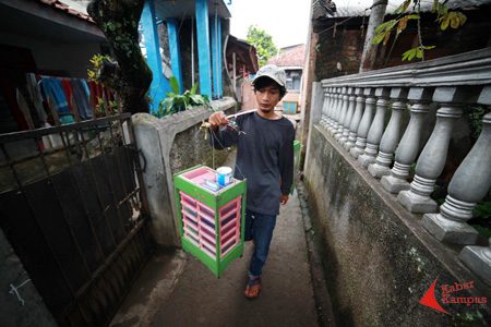 Budi Rustandi menerbitkan dua buku filsafat dan berjualan agar-agar. FOTO : PRABOWO SETYADI