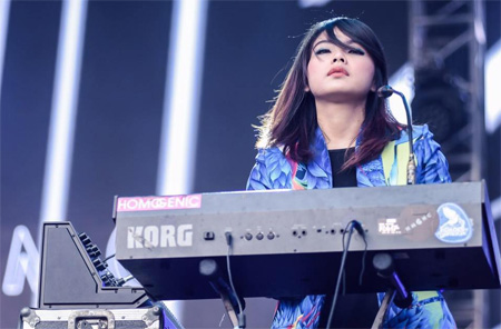 Dina Dellyana, saat manggung bersama band electropop Homogenic. FOTO : dokumentasi pribadi