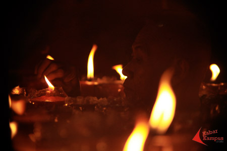 Warga Tionghoa menyalakan lilin pada puncak malam Tahun Baru Imlek 2568 di Vihara Dharma Ramsi di Jalan Cibadak, Gang Luna, Bandung, Jumat (27/01/2017). Menyalakan lilin saat menyambut tahun baru Imlek merupakan simbolisasi dari semangat hidup berbagi kepada sesama manusia untuk meraih kehidupan yang lebih baik. FOTO : PRABOWO SETYADI