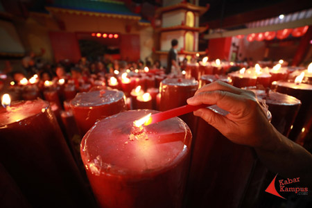 Warga Tionghoa menyalakan lilin pada puncak malam Tahun Baru Imlek 2568 di Vihara Dharma Ramsi, Gang Luna, Cibadak, Bandung, Jumat (27/01/2017). Sebelum menyalakan lilin, warga Tionghoa melakukan ritual ibadah seperti menyalakan dupa, membakar uang akhirat, serta berdoa. FOTO : PRABOWO SETYADI