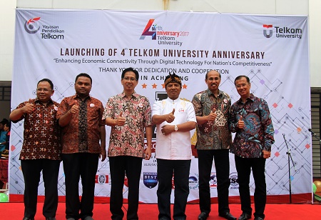 (Kiri kanan) Dodie Tricahyono, Ph.D, Dr. Maman Abdurohman, Prof. Mochamad Ashari, H. Dadang M. Naser, Ir. Dwi S. Purnomo, dan Ir. Indra Utoyo M.Sc foto bersama usai launching 4th anniversary Telkom University. Foto. Tel-U