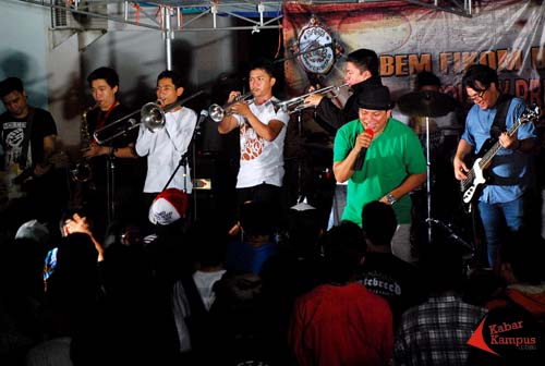 Band Ska Papan Luncur memanaskan Universitas Sahid, Jakarta, Sabtu, (14/01). Band Ska asala Jakarta ini memainkan beberapa lagu diantaranya 