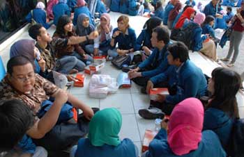 Kuliah Kerja Nyata Belajar Bersama Masyarakat (KKN BBM) Universitas Airlangga tahun lalu. FOTO : HUMAS UNAIR