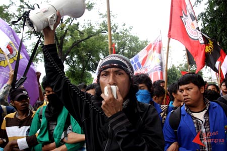 Mahasiswa yang tergabung dalam Konsolidasi Nasional Mahasiswa Indonesia (Konami) menolak kenaikan harga BBM dan menuntut rejim SBY-Boediono turun, Senin (12/03). FOTO : AHMAD FAUZAN
