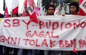 Sekitar 30 Mahasiswa yang tergabung dalam Gerakan Mahasiswa Nasional Indonesia (GMNI) menggelar aksi menolak kenaikan BBM di depan Kampus UI Salemba. GMNI juga menuntut SBY-Boediono turun. FOTO : A. FAUZAN SAZLI