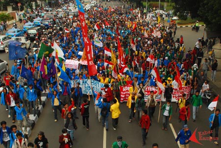 Ratusan mahasiswa Aktivis Konami dari berbagai daerah di Indonesia melakukan long march menuju Istana Negara, Selasa, (27/03).