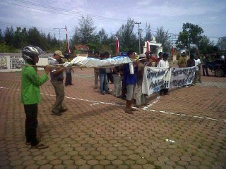 Mahasiswa Demo Bupati Singkil