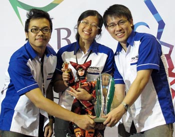 Pertunjukkan Tari Piring oleh Robot