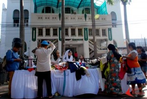 Warga antusias membeli pakaian dalam Pasar Sandang Murah yang digelar Remaja Islam Masjid Cut Meutia, Jakarta, Jumat, (10/08). FOTO : AHMAD FAUZAN SAZLI