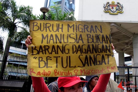 17112012 perempuan demo kedubes malaysia