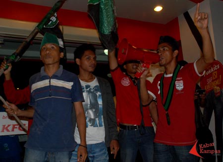 Demo HMI menutup KFC di Jakarta, tahun 2012. FOTO : Ahmad Fauzan Sazli