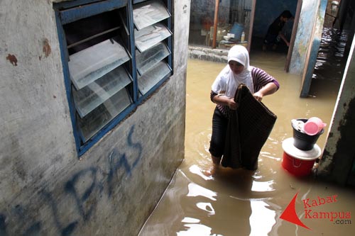 Warga Rawajati, Pancoran, Jakarta Selatan mulai membersihkan rumah yang dilanda banjir Sungai Ciliwung, Rabu (16/01/2012). Namun sebagian warga masih mengungsi di bawah flyover Rawajati. FOTO : FRINO BARIARCIANUR 