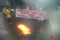 Demo Teman di Jalan Kimia, Salemba, Jakarta Pusat, Kamis, (17/01/2013). FOTO : RICKY